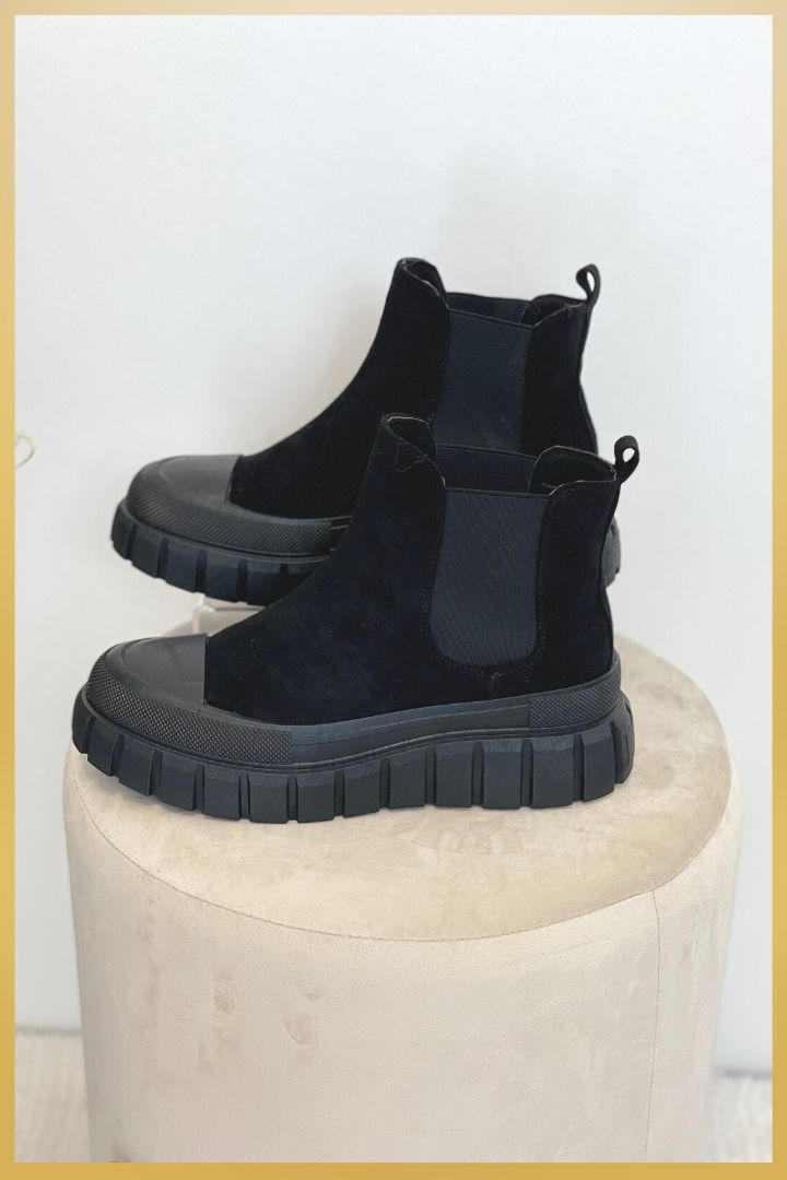 schwarze Boots, trend must have, perfekt zu Legggins, Jeans und Rock